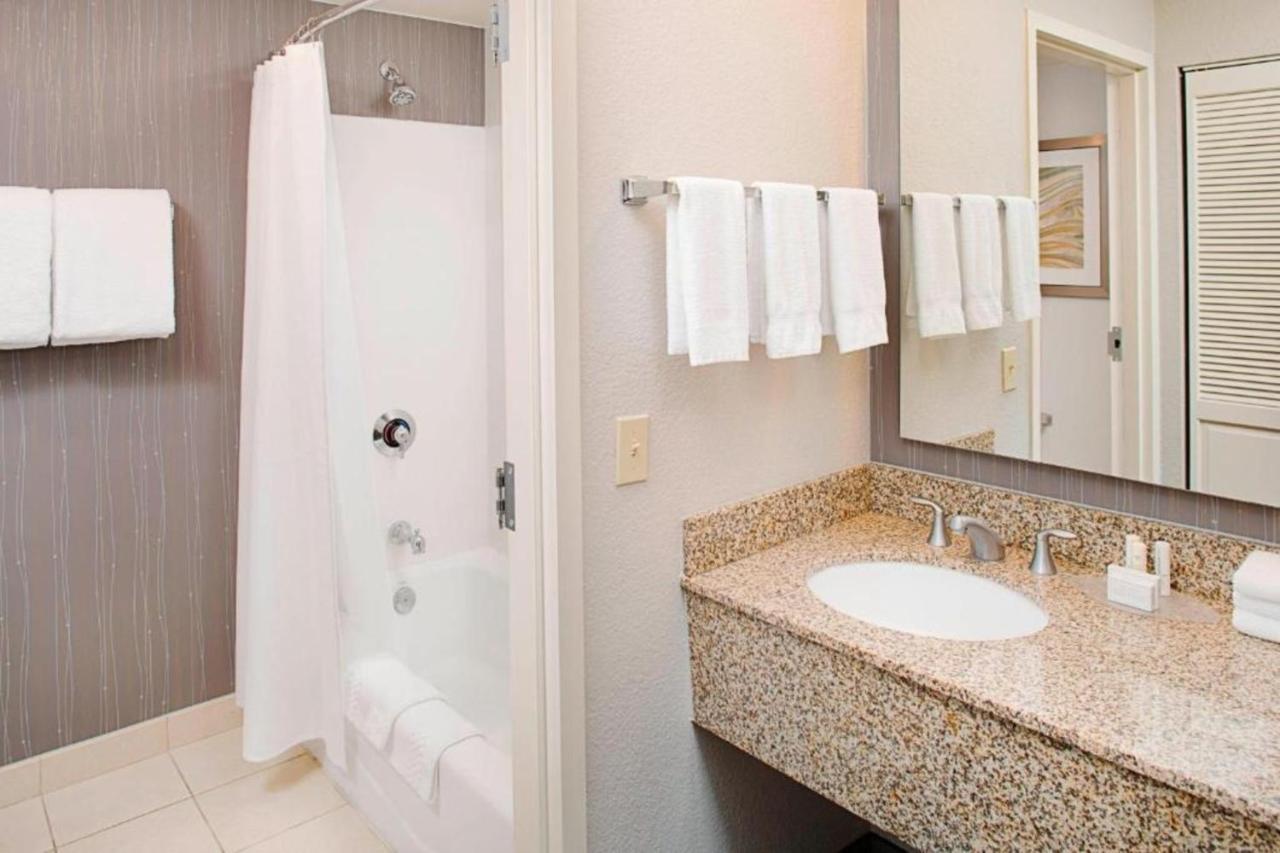 Отель Courtyard By Marriott Tucson Williams Centre Экстерьер фото
